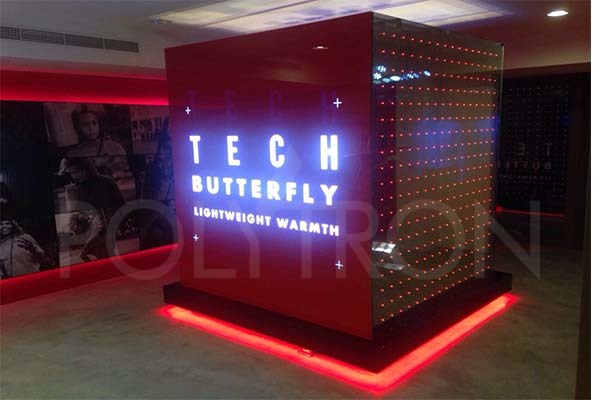 LED光源玻璃 PolyMagic™利用透明線路技術，讓玻璃中的LED導電，呈現透明的玻璃招牌。