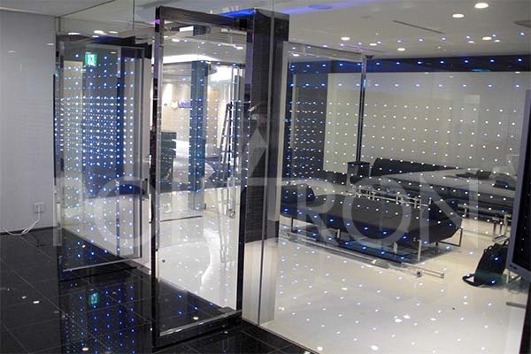 LED光源玻璃 PolyMagic™利用透明線路技術，讓玻璃中的LED導電，呈現透明的玻璃招牌。